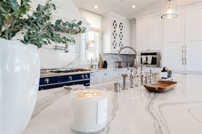 Perfectly positioned on an exclusive double-lot walk street in - photo 34