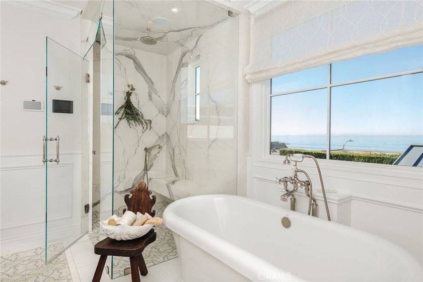 Perfectly positioned on an exclusive double-lot walk street in - photo 44