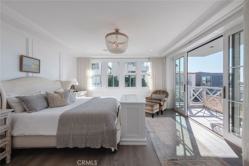 Perfectly positioned on an exclusive double-lot walk street in - photo 47