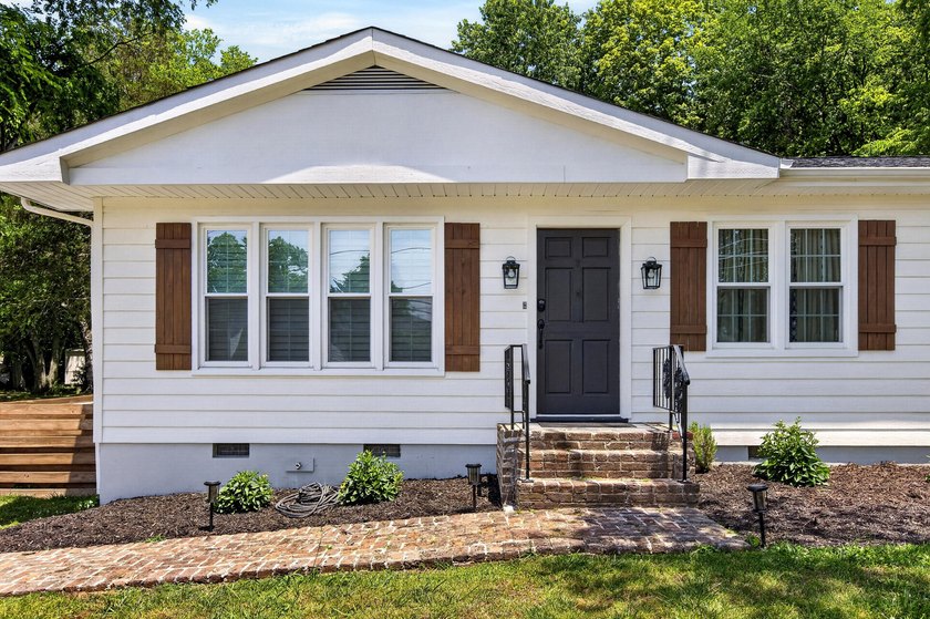 Welcome to this charming 4 bedroom 2 bath house in the heart of - photo 2