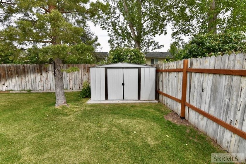 Introducing a darling single level home in McDonald's Farm - photo 38