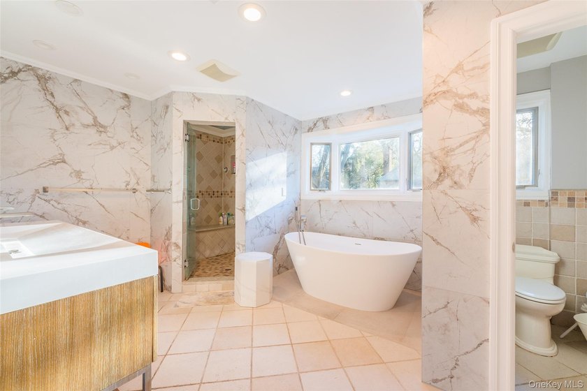 Great Neck Estates luxury home With Refined Taste &amp; Exceptional - photo 11