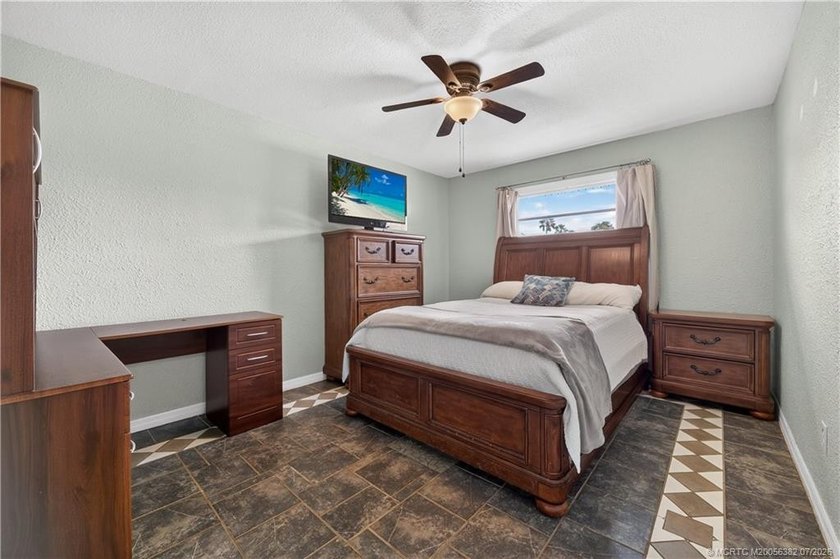 Welcome to the highly desirable Indian River Estates! This - photo 18