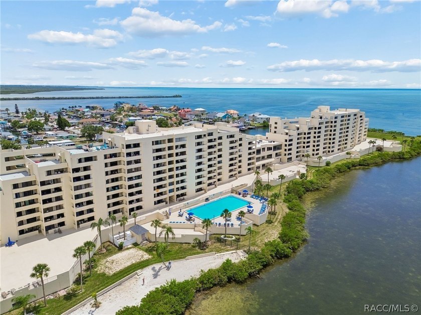 Welcome to easy coastal living in the sought-after Gulf Island - photo 31