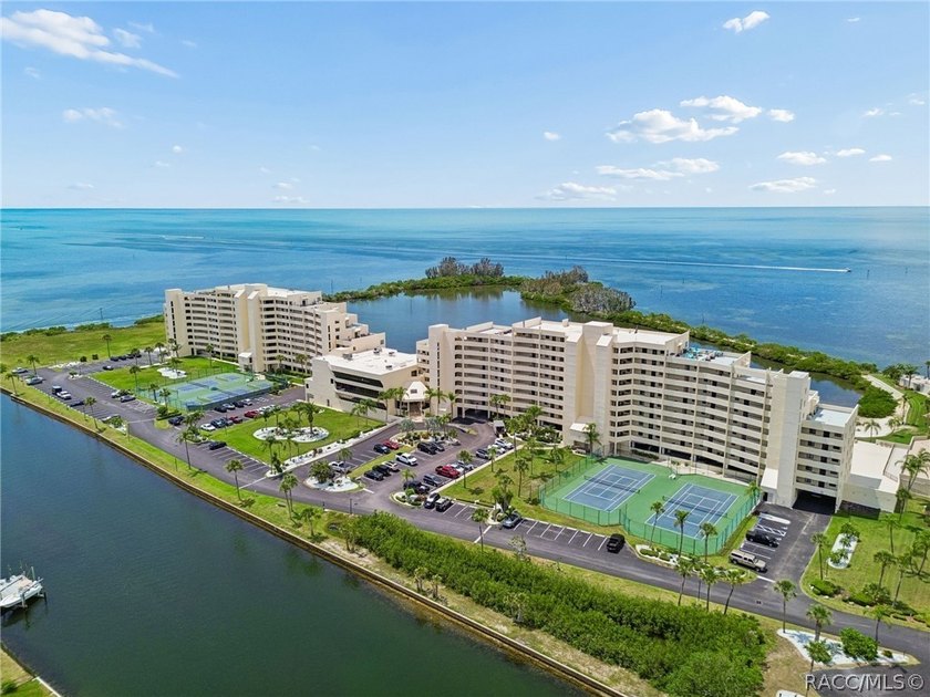 Welcome to easy coastal living in the sought-after Gulf Island - photo 35