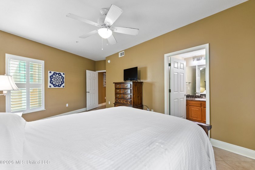 : BEAUTIFUL AND UNIQUE GROUND FLOOR CORNER END UNIT CONDOMINIUM - photo 19