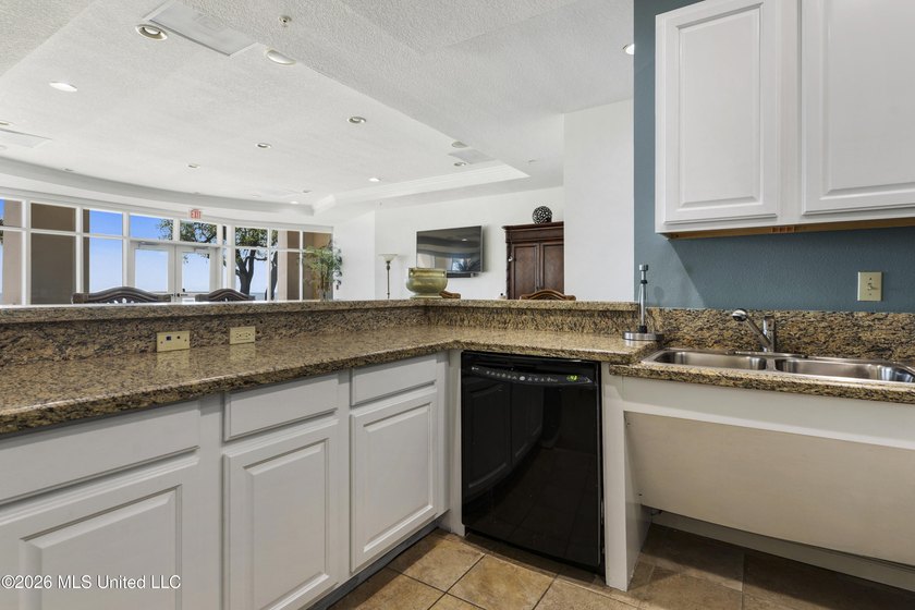 : BEAUTIFUL AND UNIQUE GROUND FLOOR CORNER END UNIT CONDOMINIUM - photo 32