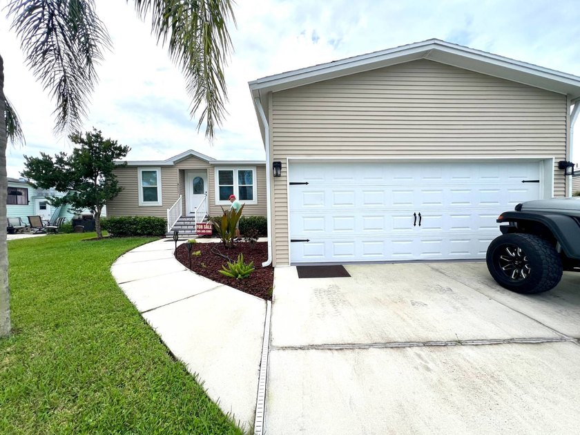 Spacious and very well-maintained, this 3 bedroom, 2 bathroom - photo 4
