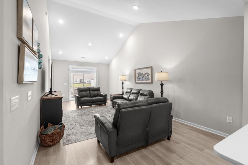 Spacious Garden Home with a private garage and a back porch - photo 16