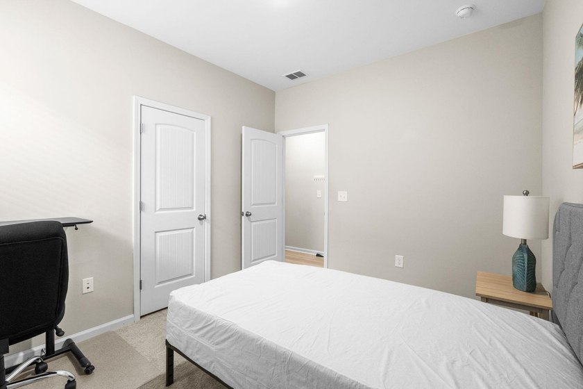 Spacious Garden Home with a private garage and a back porch - photo 24