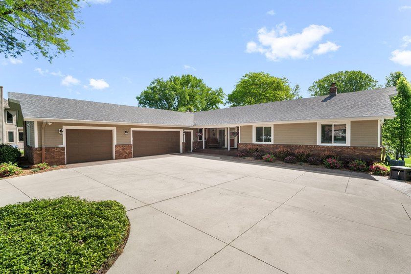Waubeesee Lake Living at its Finest! Full 1 Acre Lot has 140ft - photo 4