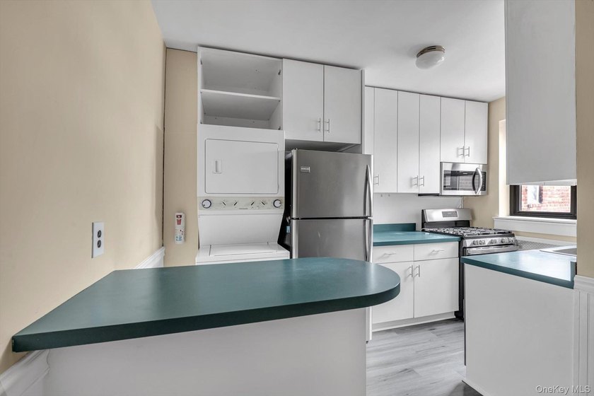 Large One Bedroom One Bath at the Townhouse Place Complex. This - photo 8