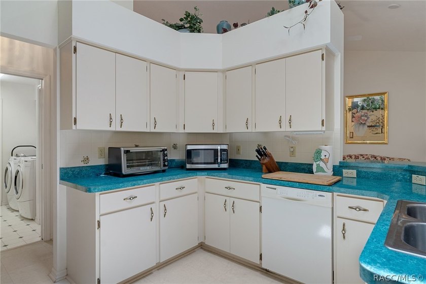 Citrus Hills - Canterbury Lake Estates - Immaculately maintained - photo 14