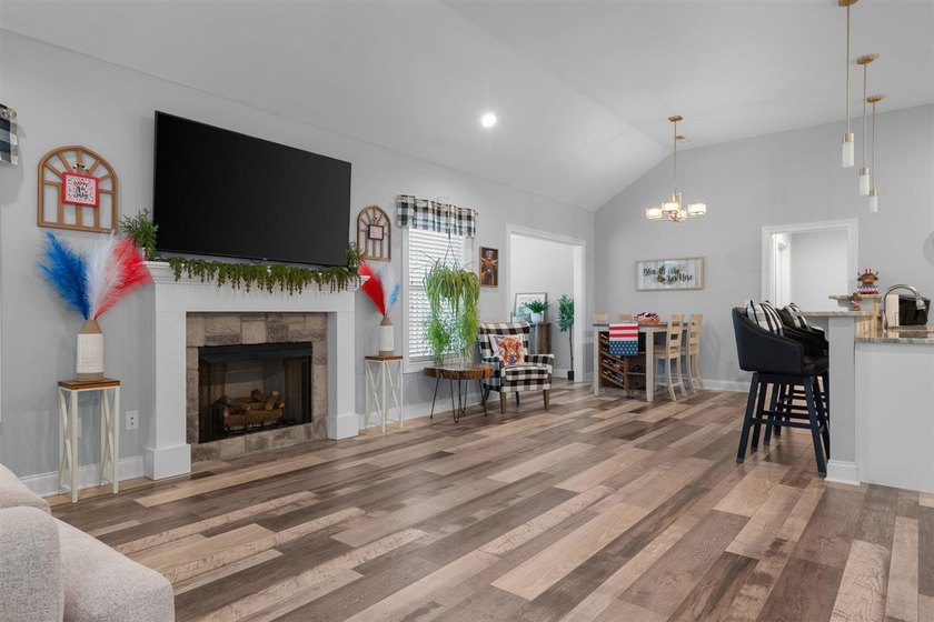 Convenience, low maintenance living, and an unbeatable in town - photo 4