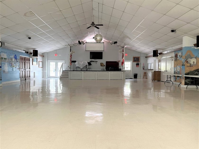 This stunning fully furnished lakefront home in the 55+ - photo 44