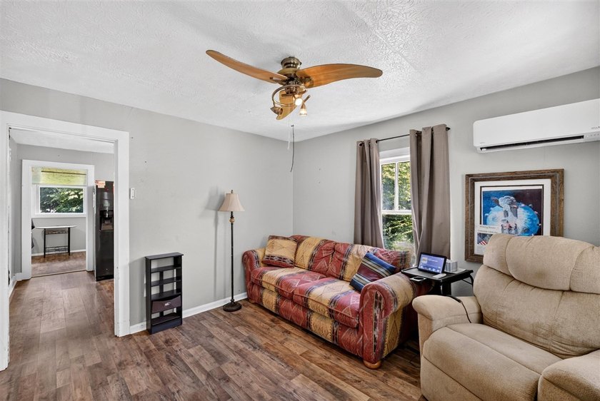 Welcome to 1406 Collegeview Drive! This 2 bed 1 bath home is - photo 6