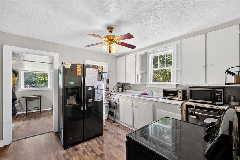 Welcome to 1406 Collegeview Drive! This 2 bed 1 bath home is - photo 9