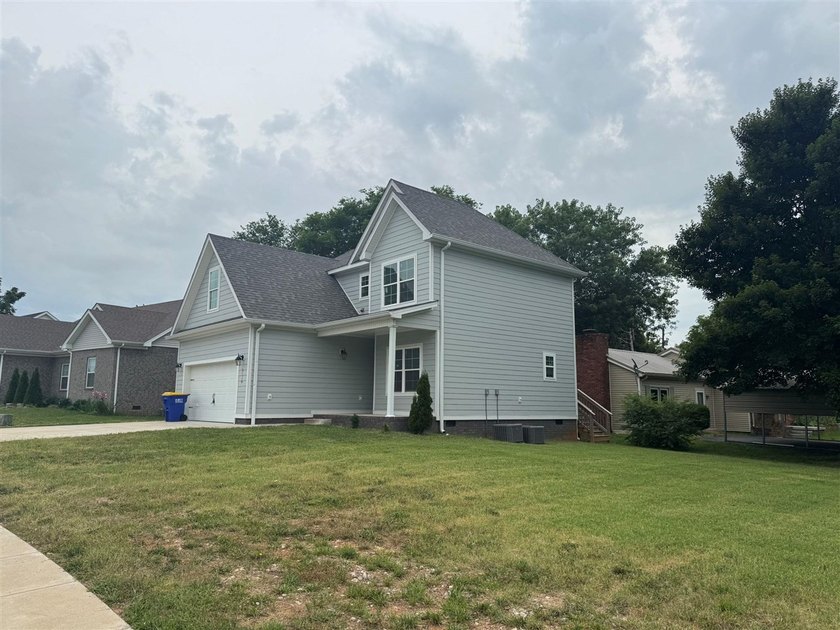 Almost new 4 Bed/ 2.5 Bath home in one of the most desired areas - photo 2