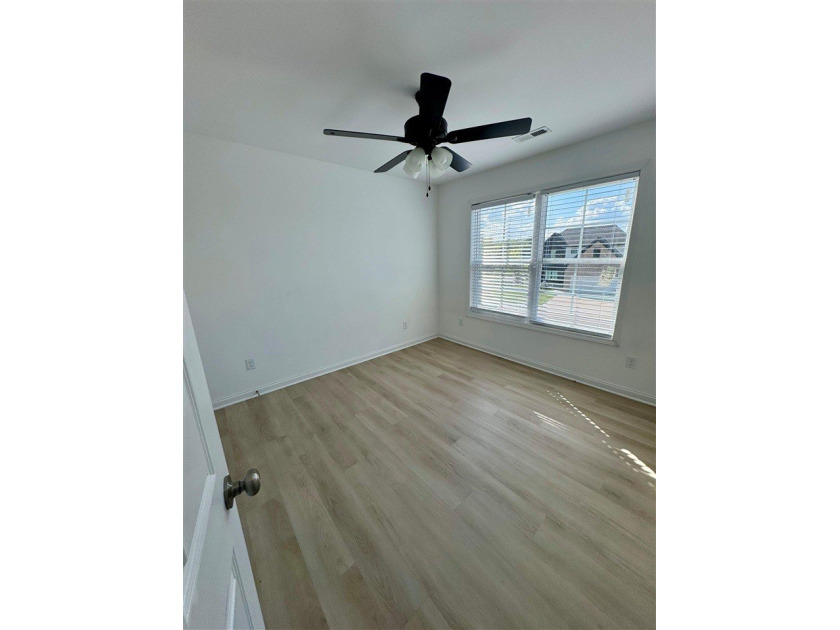 Almost new 4 Bed/ 2.5 Bath home in one of the most desired areas - photo 8