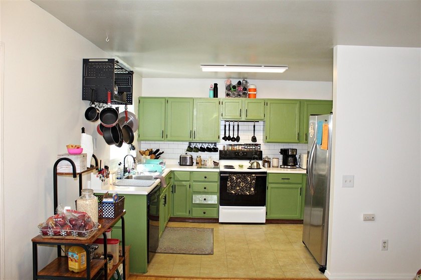 Escape to the lake without sacrificing comfort! This - photo 4