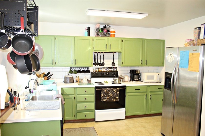 Escape to the lake without sacrificing comfort! This - photo 5