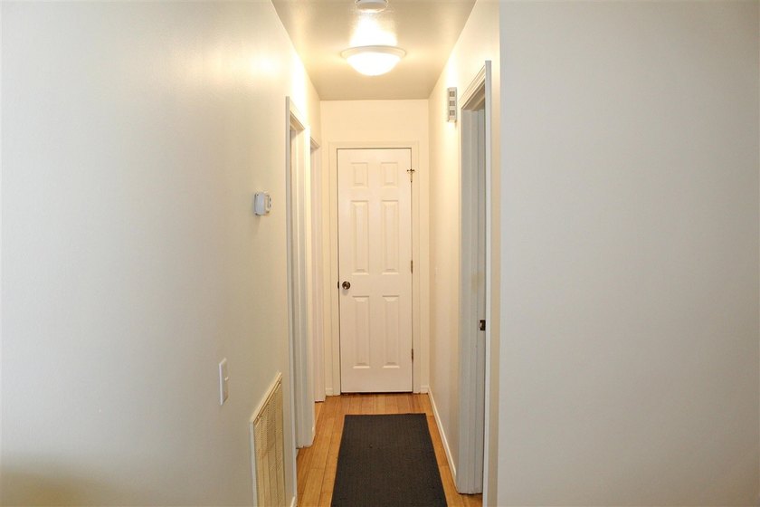 Escape to the lake without sacrificing comfort! This - photo 7