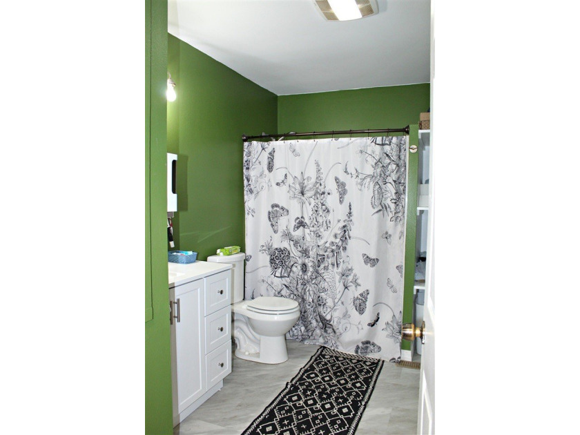 Escape to the lake without sacrificing comfort! This - photo 8