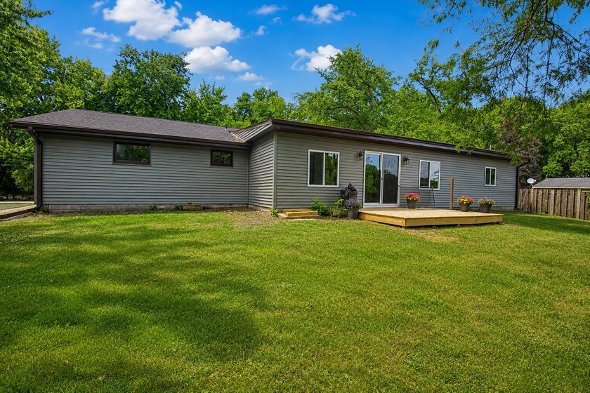 Enjoy stunning Rock River views from this well-maintained - photo 2
