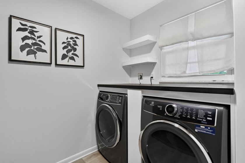 Welcome to this beautifully updated 3-bedroom, 2-bathroom - photo 19