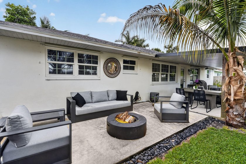 Welcome to this beautifully updated 3-bedroom, 2-bathroom - photo 27
