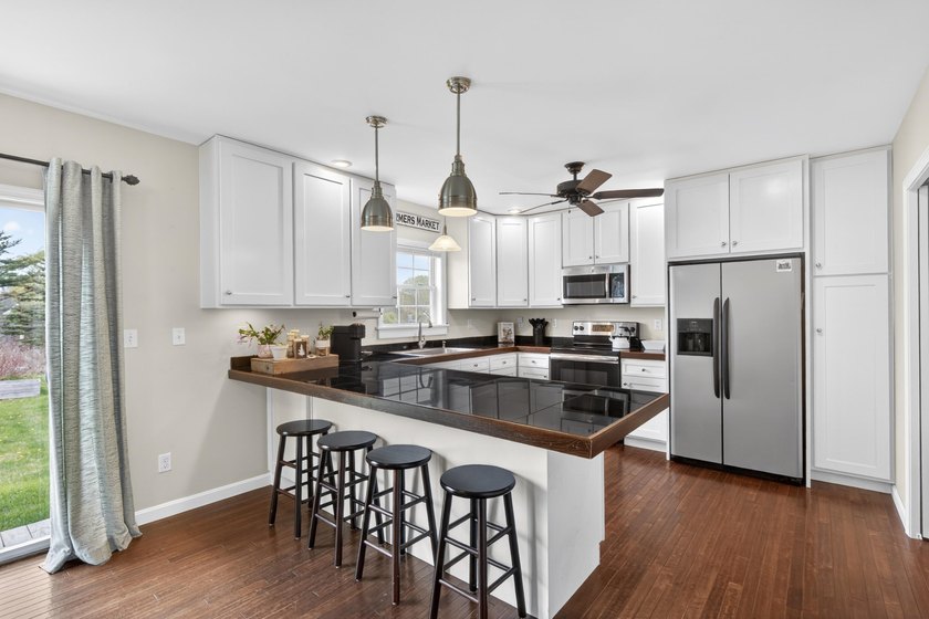 Charming 3BR/2.5BA in the Heart of Rockland. Built in 2015 and - photo 4