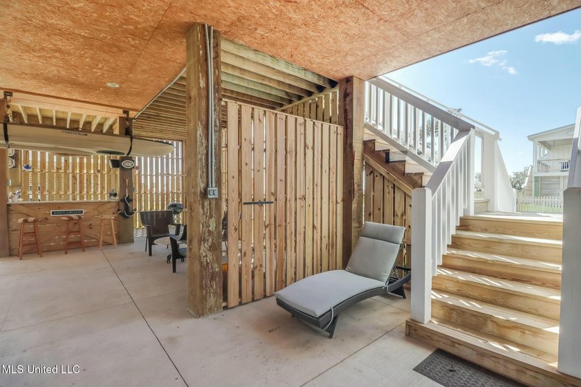 Stunning 6-year-old custom home sits on an oversized lot just - photo 27