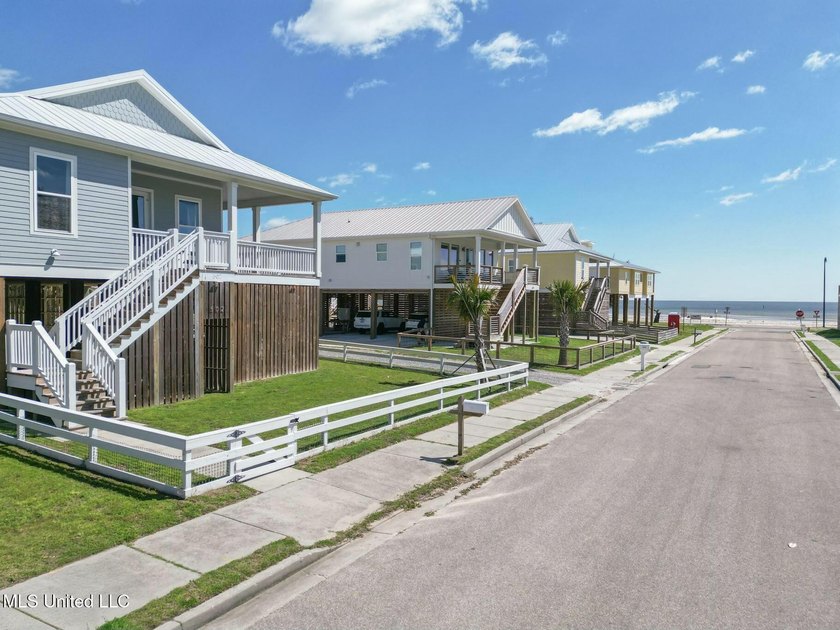 Stunning 6-year-old custom home sits on an oversized lot just - photo 31