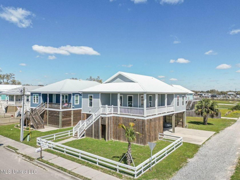 Stunning 6-year-old custom home sits on an oversized lot just - photo 32