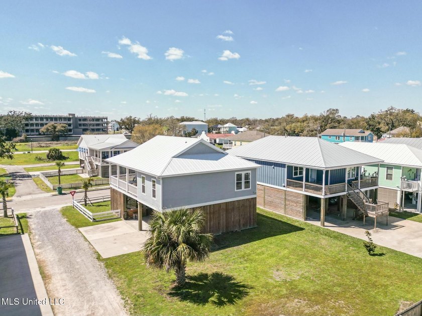 Stunning 6-year-old custom home sits on an oversized lot just - photo 34