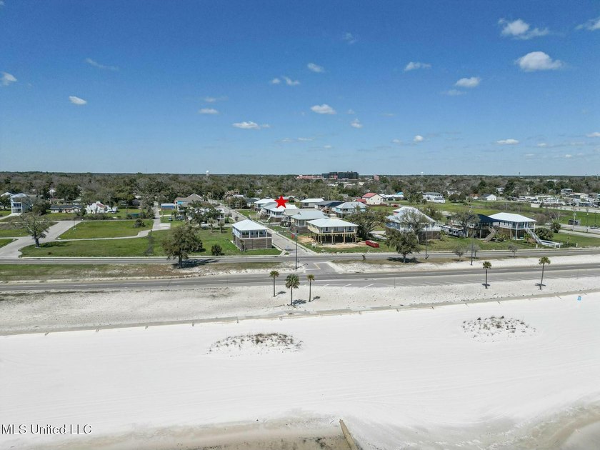 Stunning 6-year-old custom home sits on an oversized lot just - photo 35