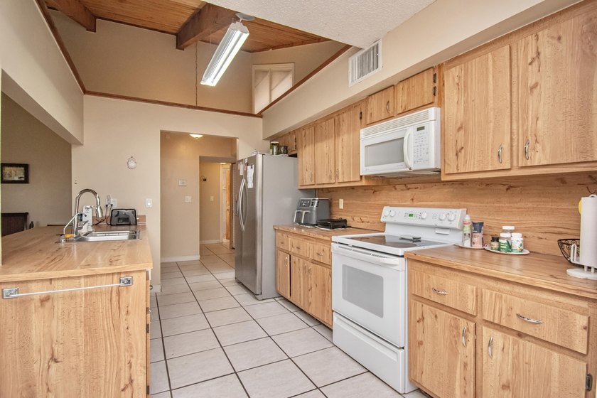 Nestled in the desirable Amberwoods community, this 3br, 2ba - photo 6