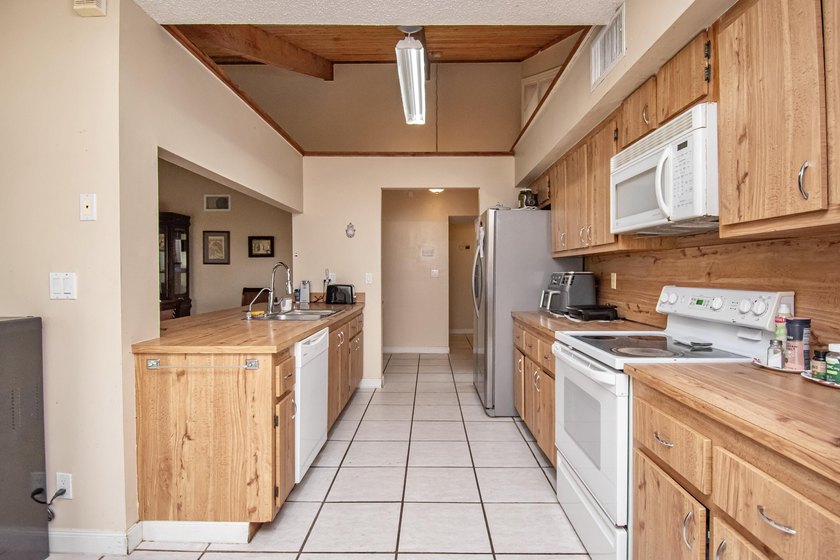 Nestled in the desirable Amberwoods community, this 3br, 2ba - photo 7