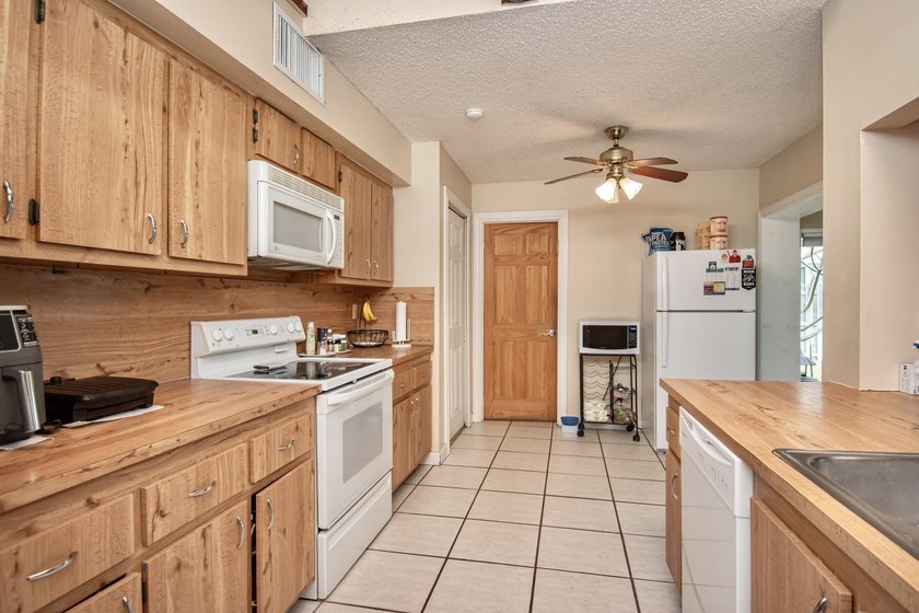 Nestled in the desirable Amberwoods community, this 3br, 2ba - photo 9