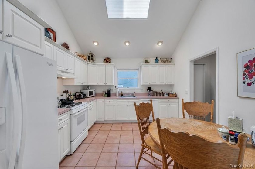 Quality Custom Built Duplex by a Top Hamptons Builder - photo 7