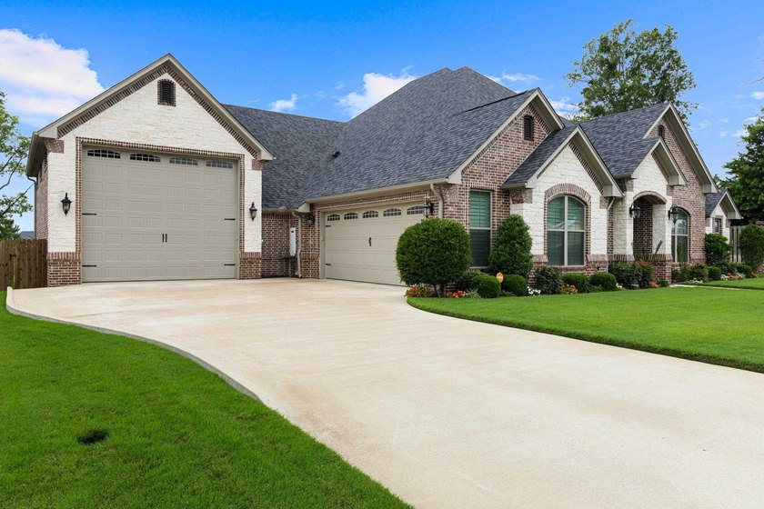 Exceptional custom-built 3-bedroom, 2 1/2 bath home designed - photo 2