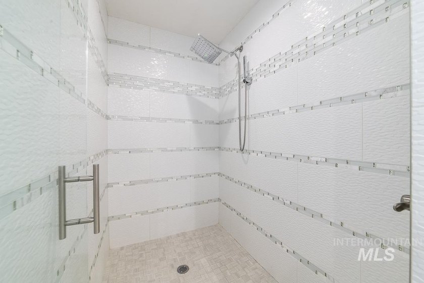 Beautiful single level home built by Riverwood Homes. This ADA - photo 31