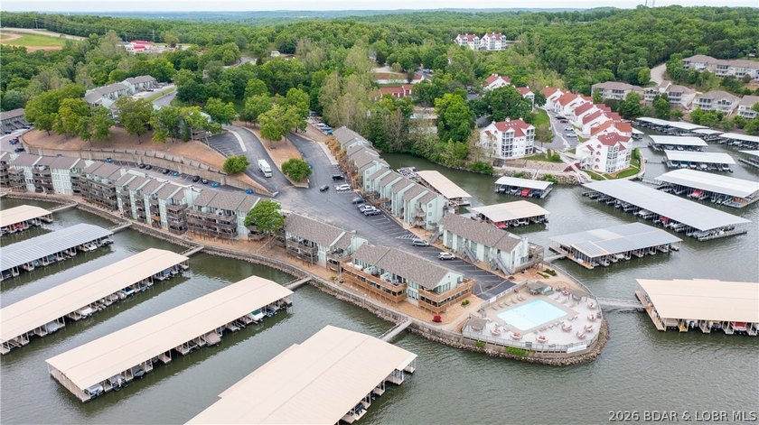 Escape to the stunning Lake of the Ozarks with this charming - photo 15