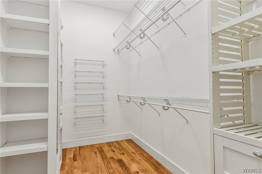 Welcome to lakeside living at its finest! This beautifully - photo 16