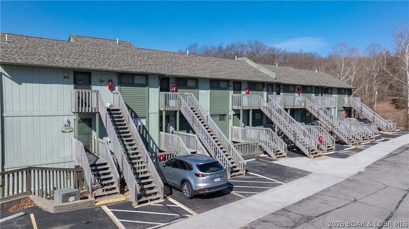 Escape to the stunning Lake of the Ozarks with this charming - photo 21