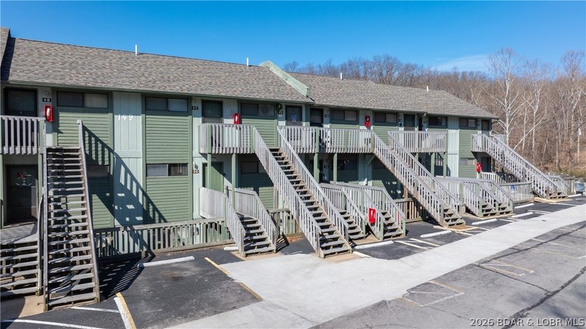 Escape to the stunning Lake of the Ozarks with this charming - photo 27