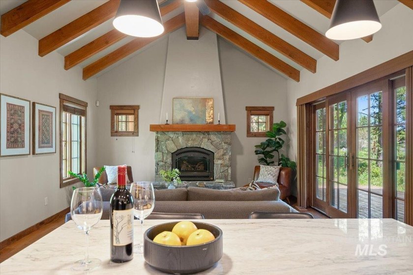 Explore the pinnacle of turnkey mountain getaway living in this - photo 13