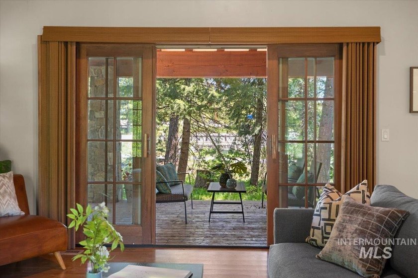 Explore the pinnacle of turnkey mountain getaway living in this - photo 17