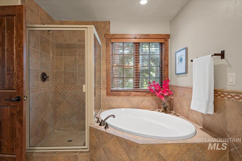 Explore the pinnacle of turnkey mountain getaway living in this - photo 25
