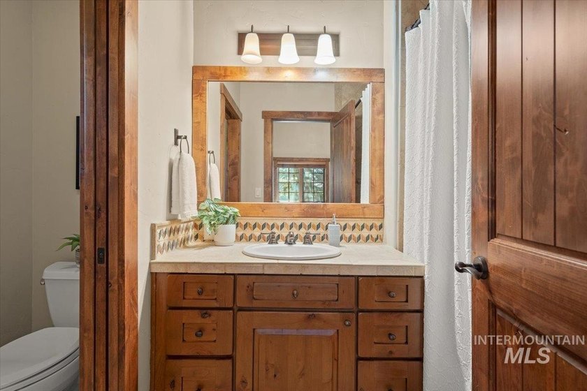 Explore the pinnacle of turnkey mountain getaway living in this - photo 30